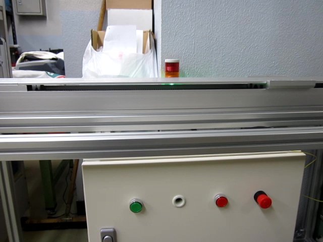 リニアアクチュエータを使った自動搬送装置の写真