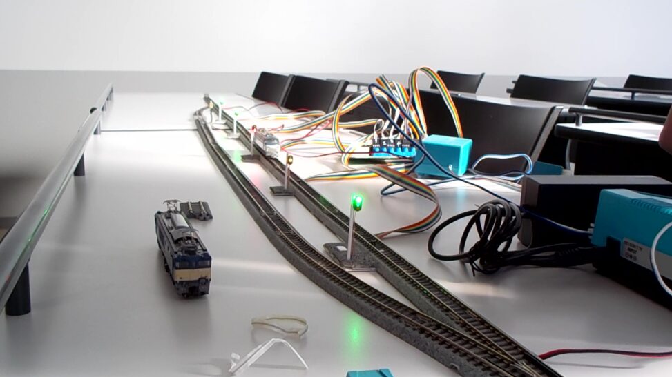 Nゲージ鉄道模型信号機の写真